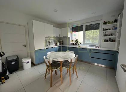 Apartament pe 3 nivele. Terasa 30 mp. 2 Balcoane. 2 Bai. Gradina