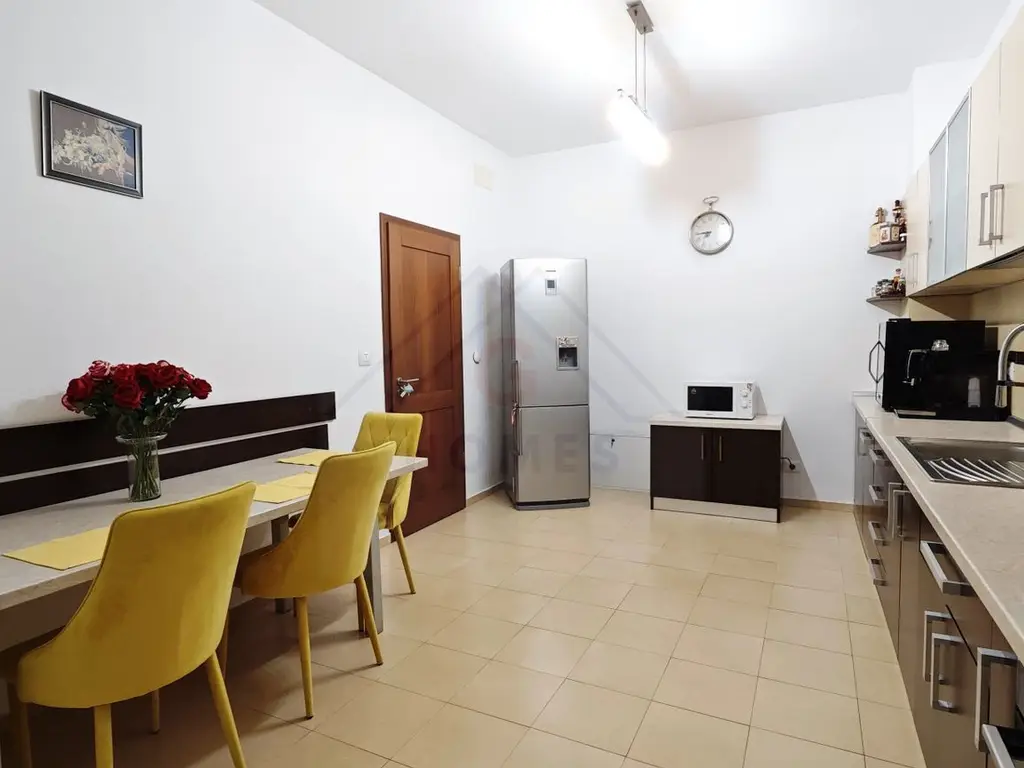 Casa mare. Posibil si clinica, camin batrani, invatamant, sediu firma.