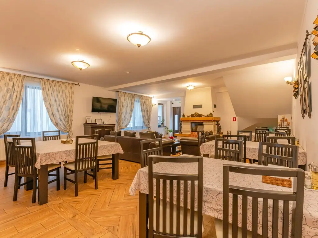 Pensiune Râșnov, 13 camere plus locuință proprietar, zonă Cetate