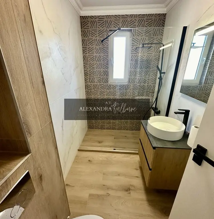 Apartament de vanzare 3 camere decomanda, balcon, parcare