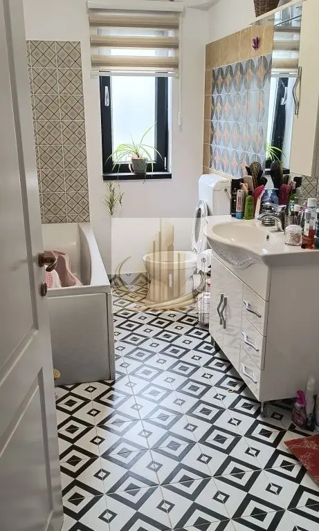 Casă înșiruită, 3 cam, 2 bai 80mp | Zona Cora Dumbrăvița |
