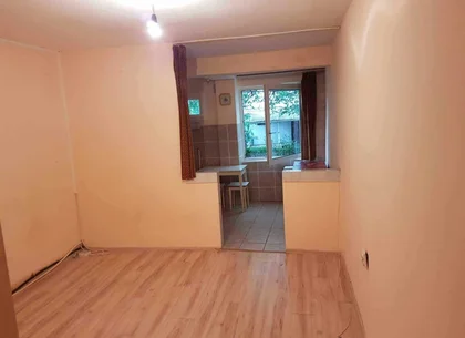 BRASADAS vinde Garsoniera pe Ostrovului la PARTER.