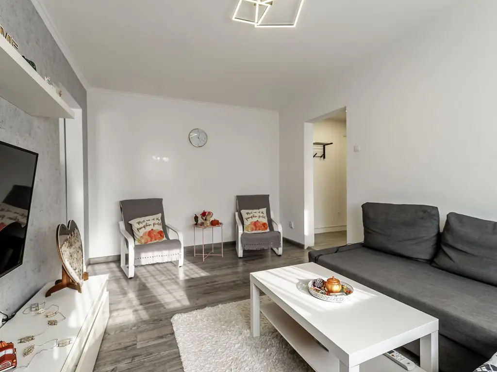 Apartament la etajul 3 cu 2 camere la cheie in zona Romanilor