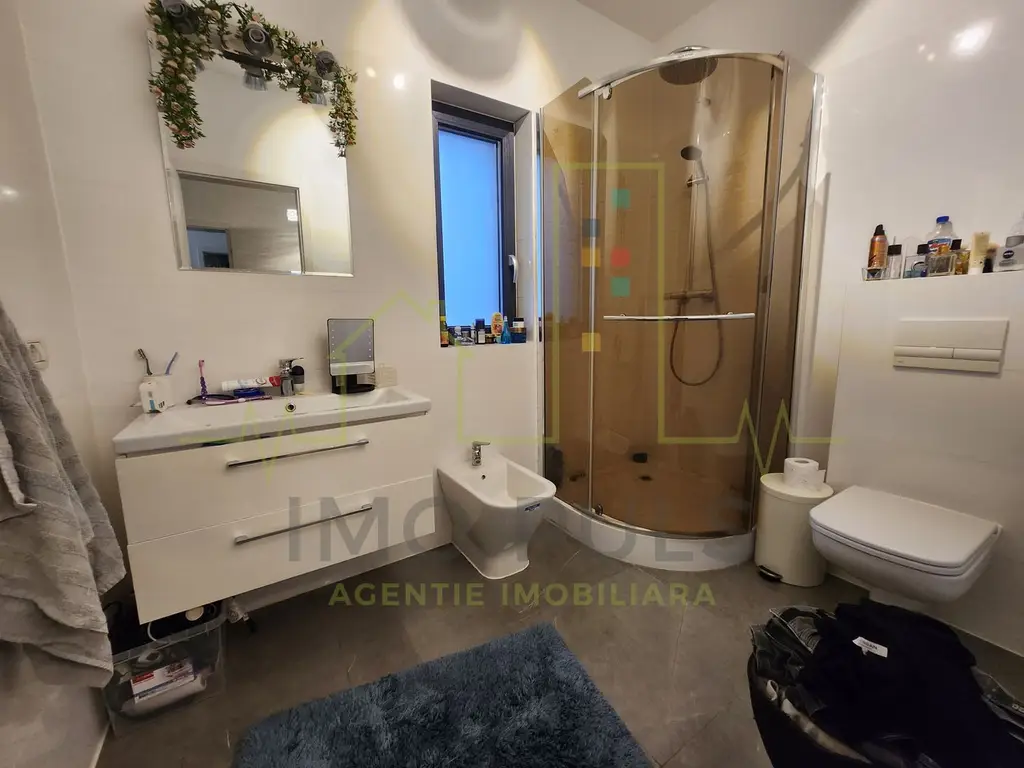 Casa mobilata si utilata. 2 locuri de parcare. Dresing mare. Zona linistita.