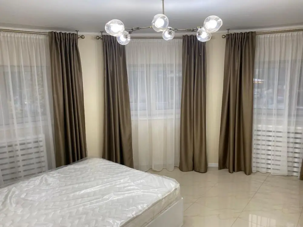 Inchiriez apartament zona Decebal