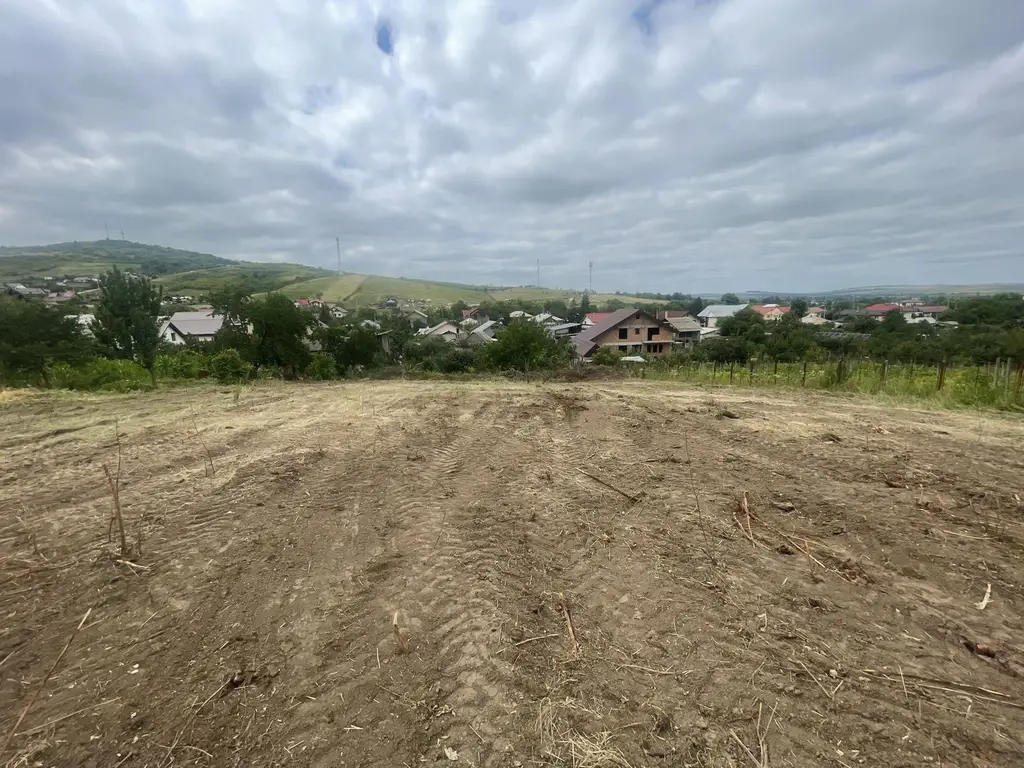 Iasi - Tomesti 3600mp intravilan intre case zona linistita + utilități