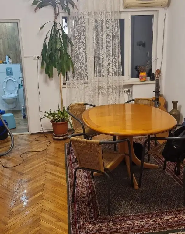 BRASADAS vinde ap 3 cam etaj 1/3 in zona Unirii.