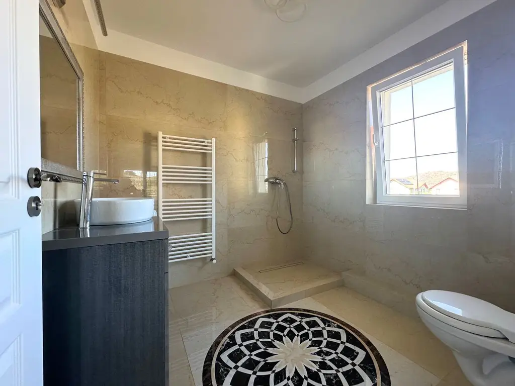 Vânzare casă 5 camere nouă elegantă și spațioasă în Hărman