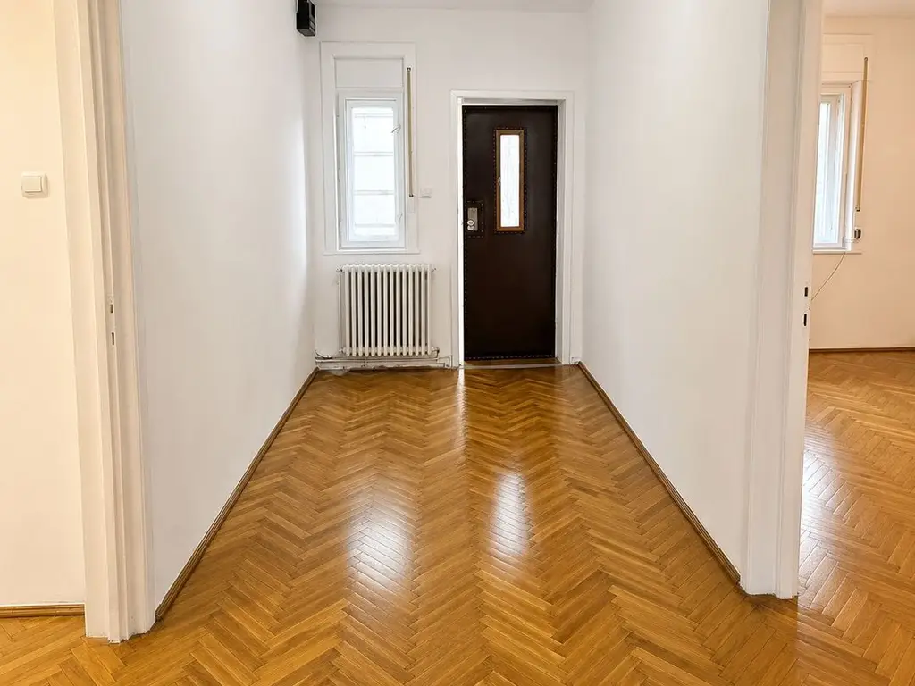 Apartament spațios cu 3 camere, 87 mp utili, 2 garaje, etaj 1 la casă