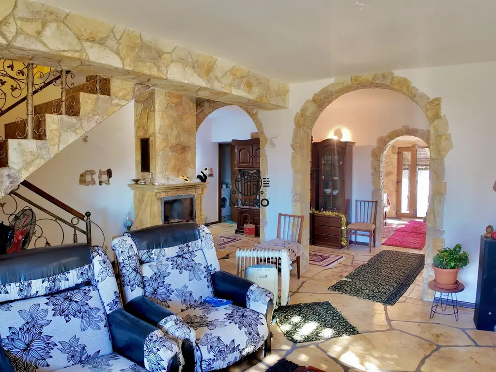 Casa de vanzare in Targoviste - 5 camere, 2 garaje, teren generos
