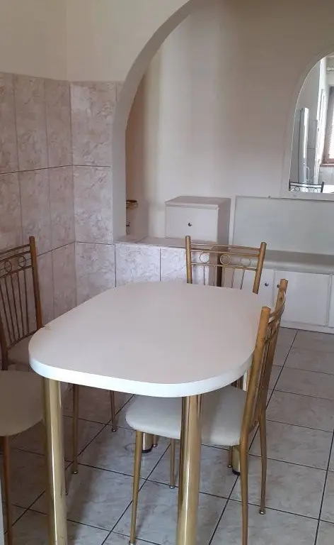 BRASADAS vinde ap 2 cam etaj 2/8 Careiului.