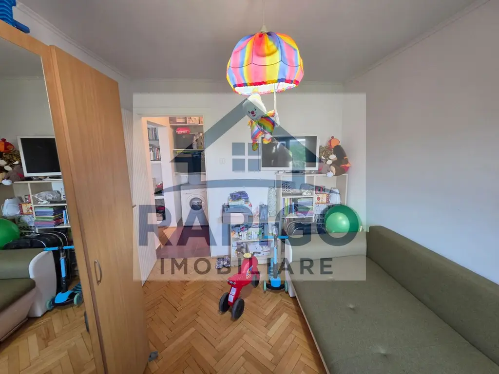 Vand apartament cu 4 camere aproape de centru