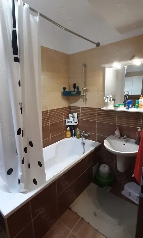 inchiriez apartament 3 camere ,loc parcare