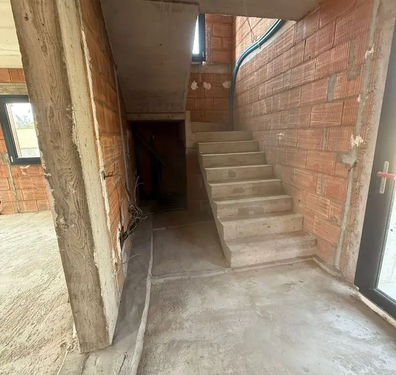 BRASADAS vinde Duplex zona Closca.