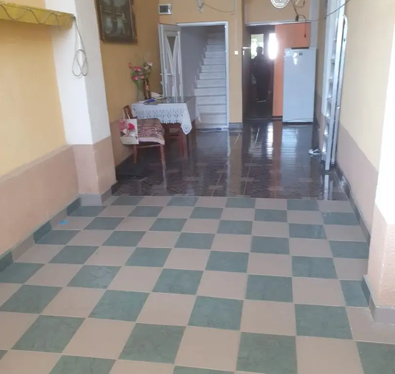 BRASADAS vinde casa 2 cam cu etaj 6 ari zona Bercu Rosu.