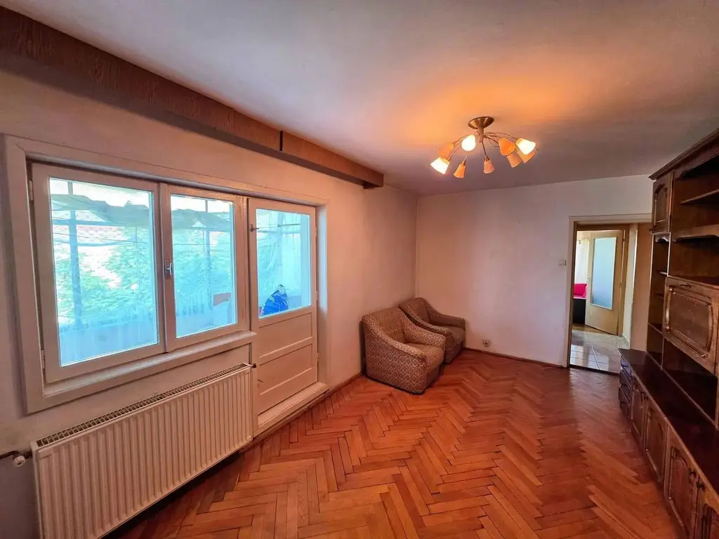Vand apartament cu 2 camere decomandat in Calea Lipovei