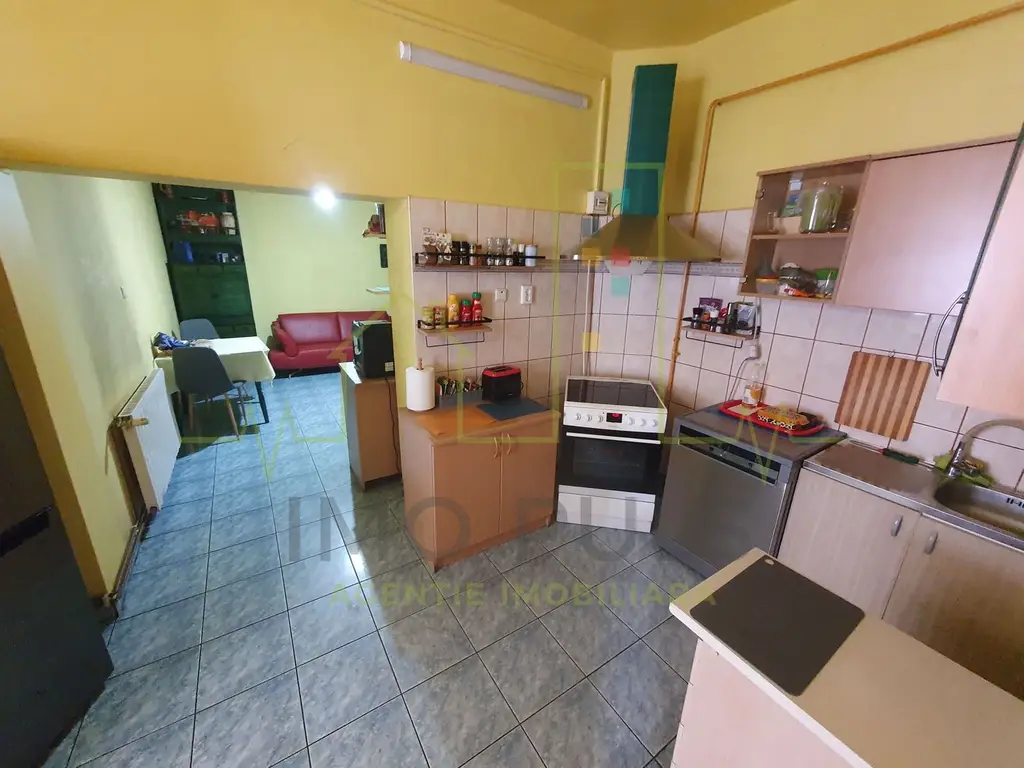 Casa individuala. 2 fronturi de pe 2 strazi (fata-spate)