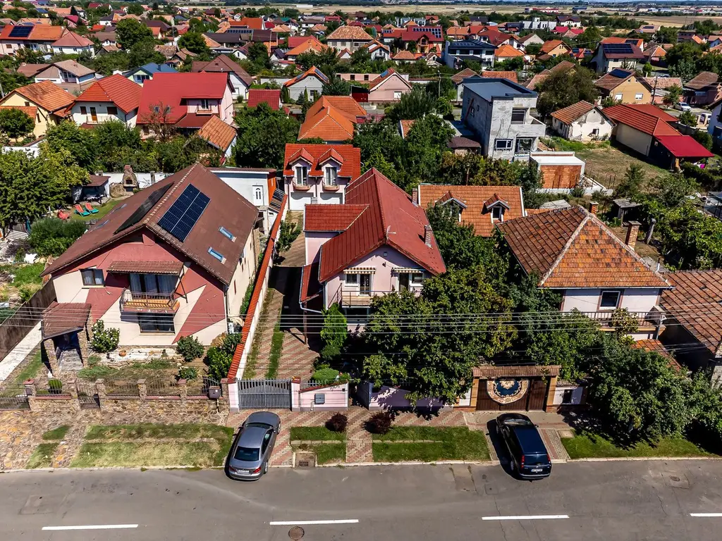 Vilă cu 6 camere în zona rezidențială - Poltura