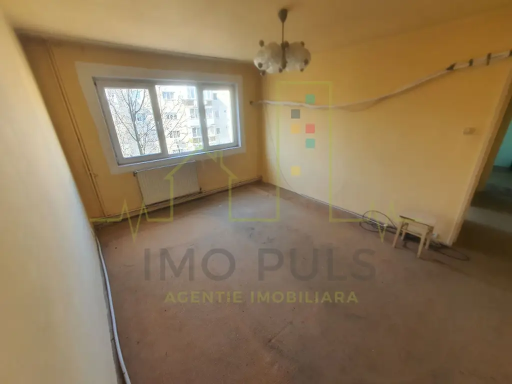 3 Camere. Etaj intermediar. Boxa. Centrala proprie. Termopane.