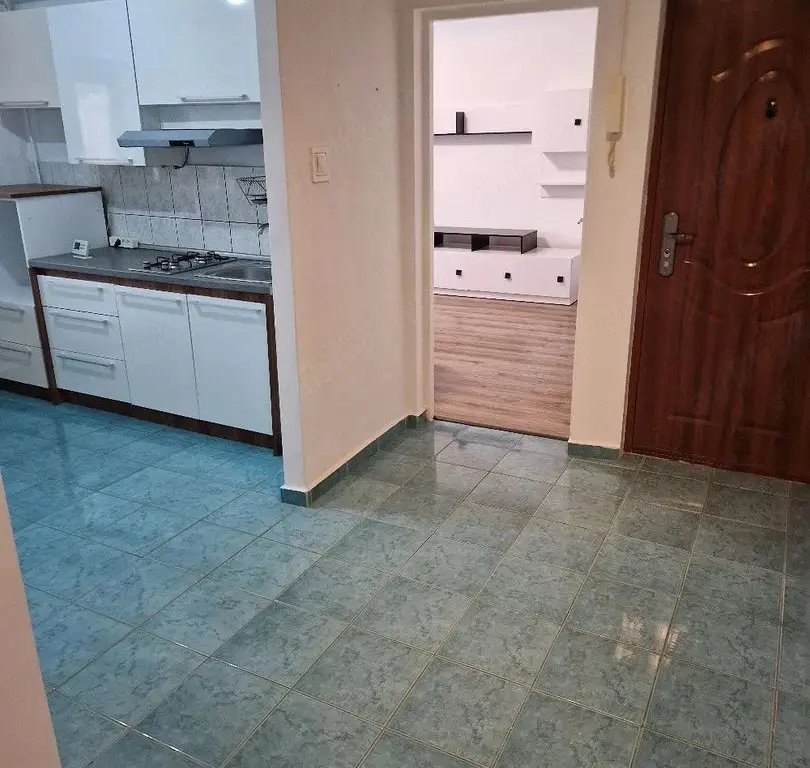 Apartament 2 camere decomandat -spatios ,balcon inchis, zona Sarelui