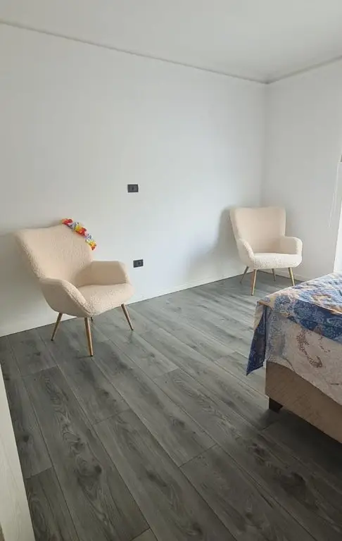 Casă superbă, modernă și complet mobilată
