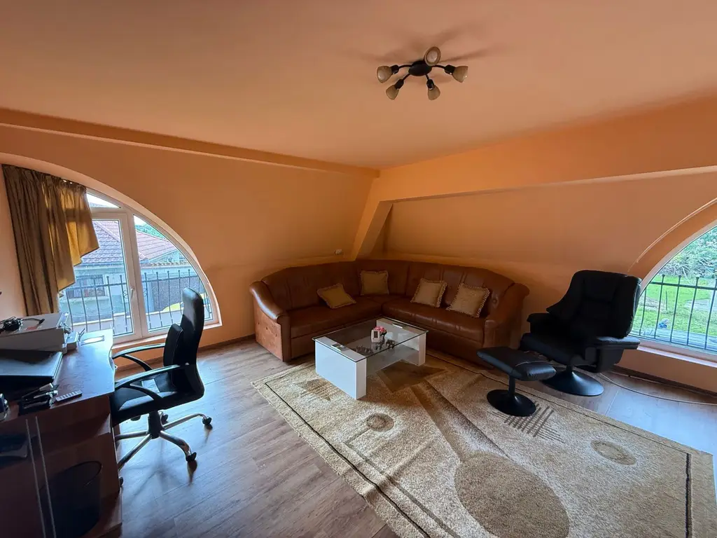 BRASADAS vinde casa 7 cam 11 ari teren renovată integral.