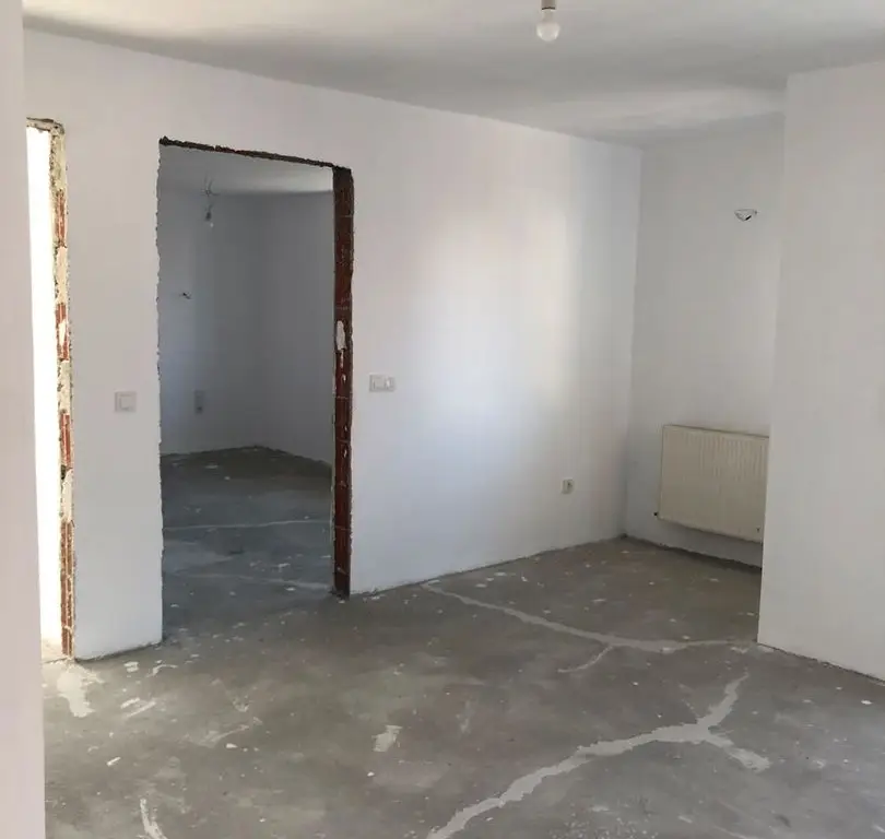 BRASADAS vinde casa în zona Micro 17 teren 9.5 ari 240mp.