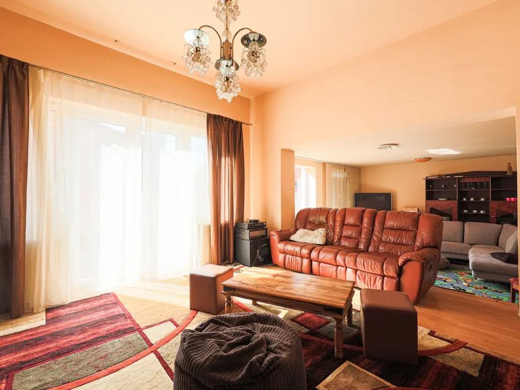 Vilă cu 6 camere în zona rezidențială - Poltura