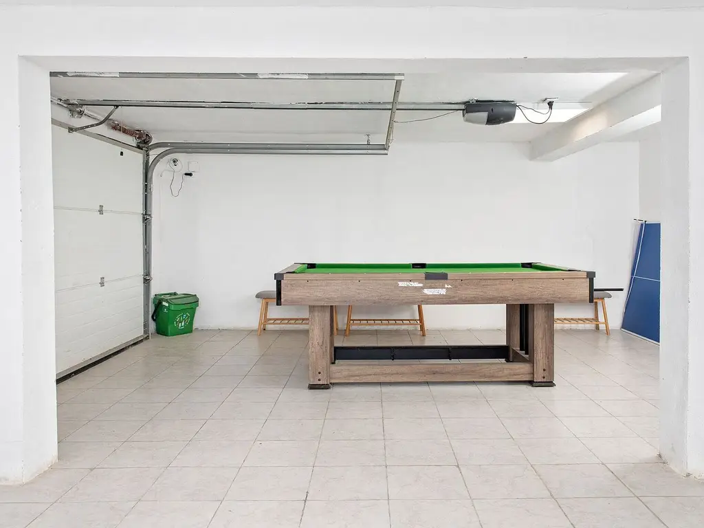 Vilă 5 dormitoare, 4 băi, 2 248mp teren, piscină. Preț: 229 000 E.