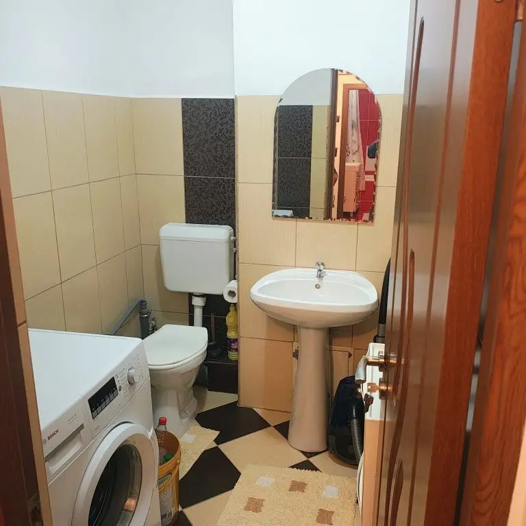 BRASADAS vinde ap 3 cam etaj 4/4 in Carpați 2.