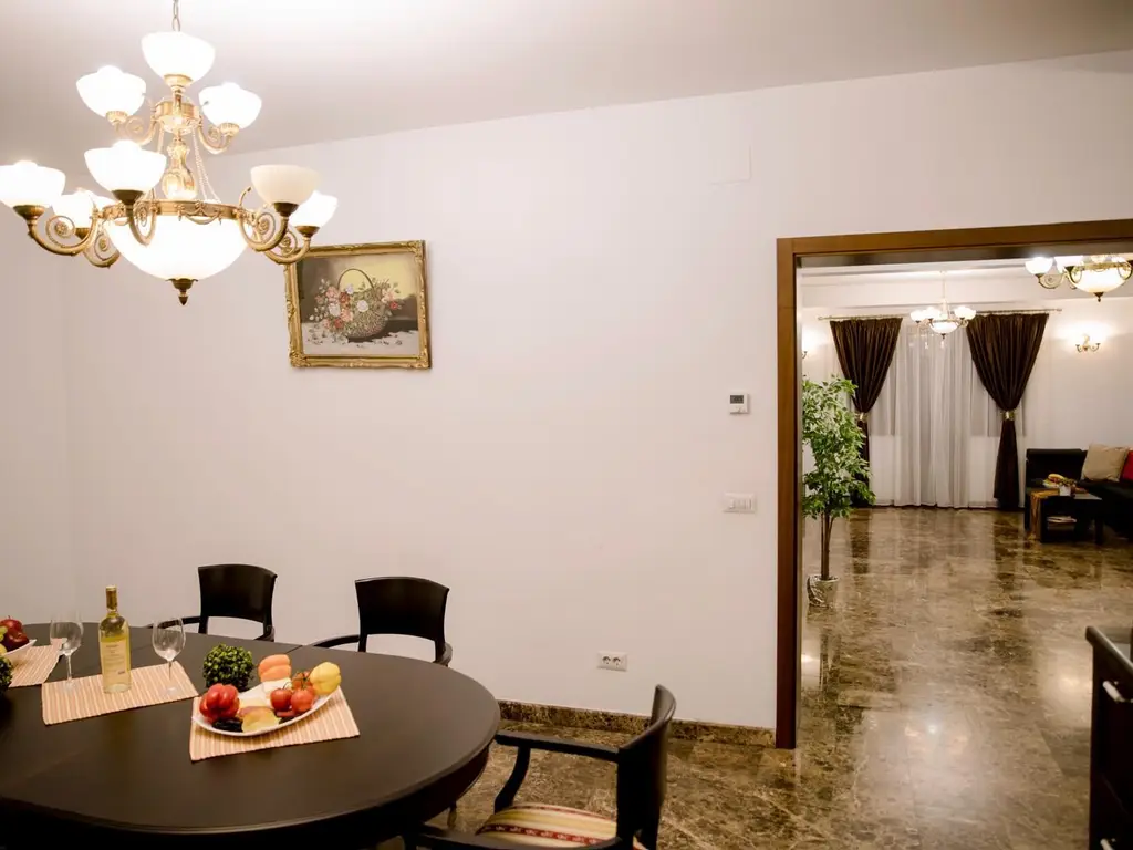 Universitate apartament 5 camere 220 mp de inchiriat