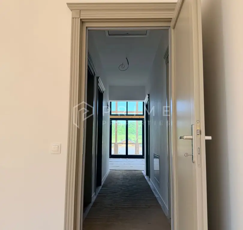 Vilă chalet modern cu perete panoramic de sticlă - Livezeni, Mureș