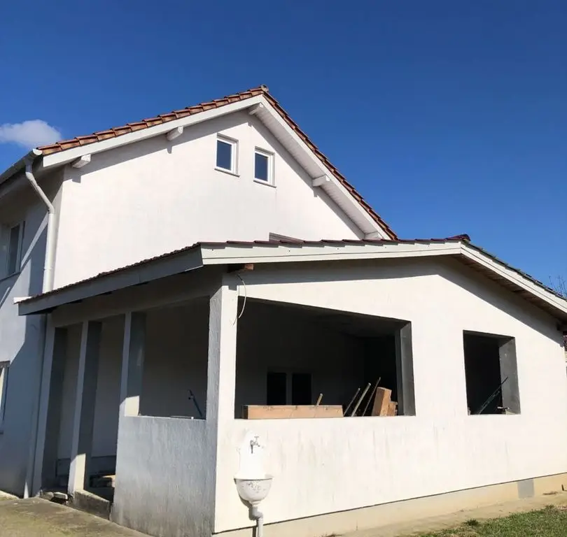 BRASADAS vinde casa în zona Micro 17 teren 9.5 ari 240mp.