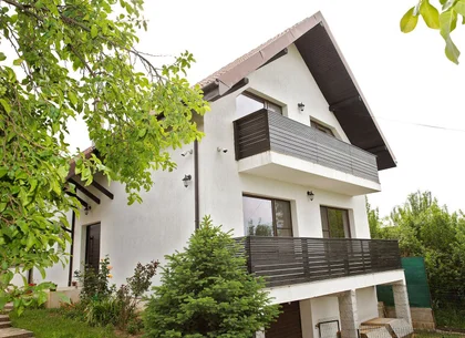 Vilă 5 dormitoare, 4 băi, 2 248mp teren, piscină. Preț: 229 000 E.