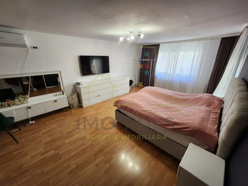 Casa pe calcan si SAD cu acces din strada