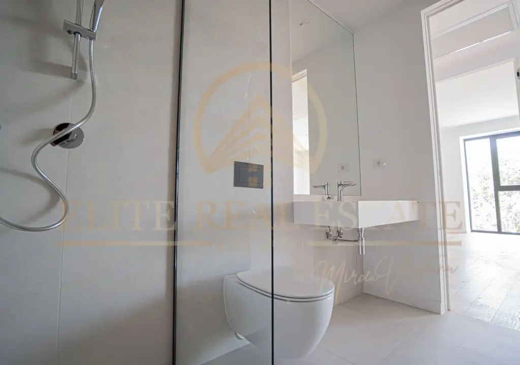 Stațiunea Mamaia - Vânzare apartament cu 2 camere, 2 bai, la 2 pasi de mare.