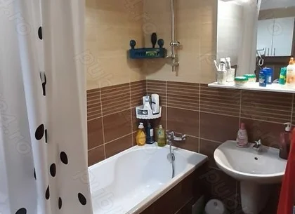 inchiriez apartament 3 camere ,loc parcare