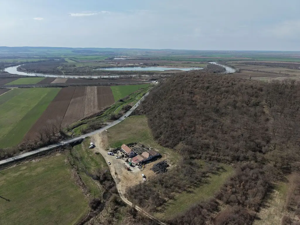 1,2 ha teren comercial/industrial cu hale in Baratca Paulis Arad