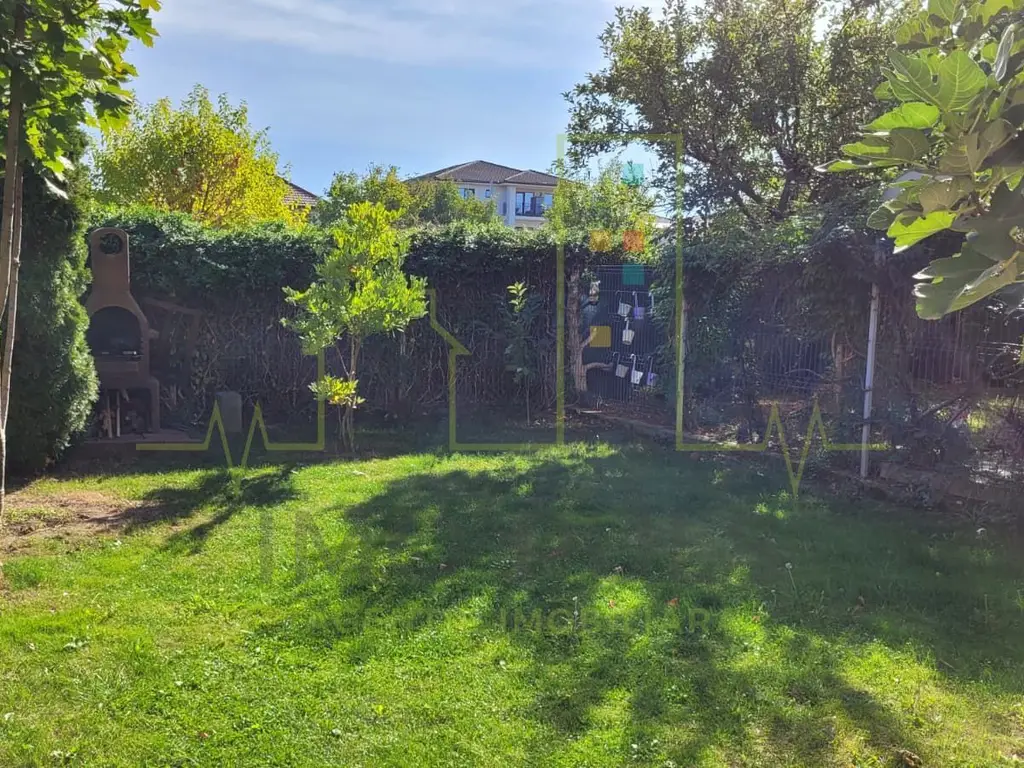 Apartament in vila cu curte mare. Parter.