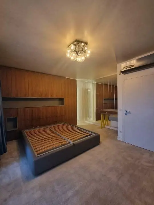 Apartament 6 camere, gradina privata