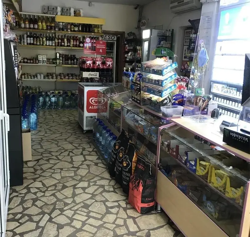 Spatiu com casa - Sos Petricani