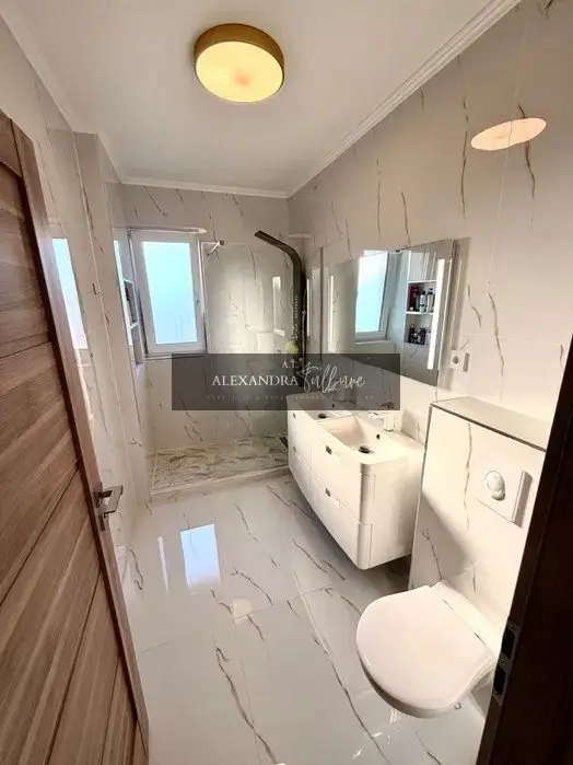 Apartament de vanzare cu 3 camere, 2 bai, balcon, garaj