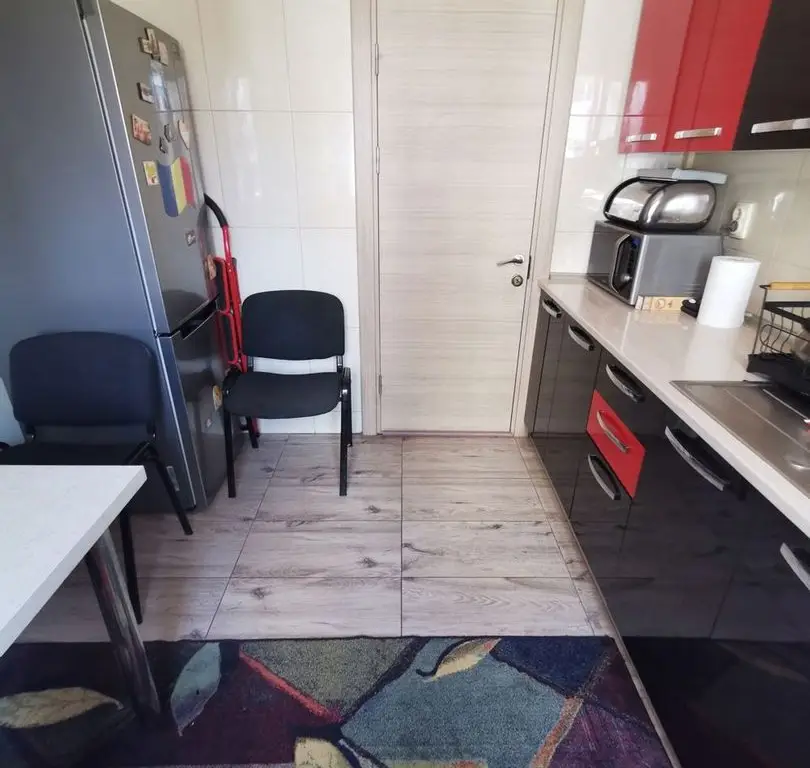 Proprietar , vand apartament , 4 camere cu centrala termica , boxa si loc parcare adp