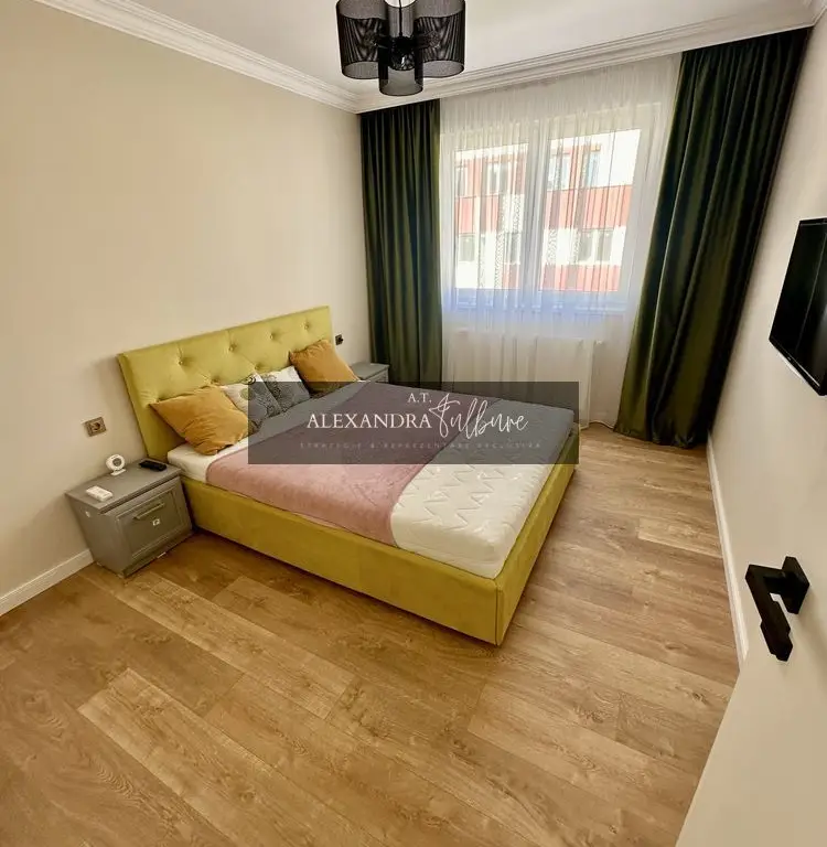 Apartament de vanzare 3 camere decomanda, balcon, parcare