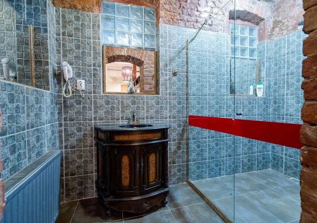 Ag BRASADAS vinde villa cu 20 camere Pta ROMANA.