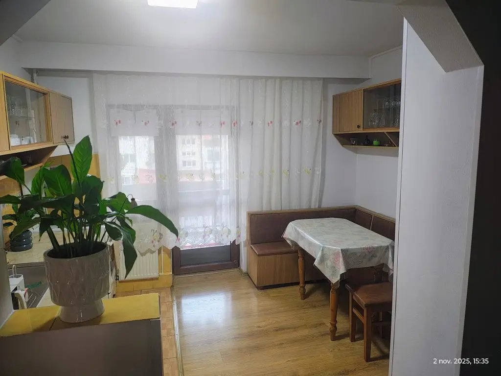 BRASADAS vinde ap 3 cam etaj 4/4 in Carpați 2.