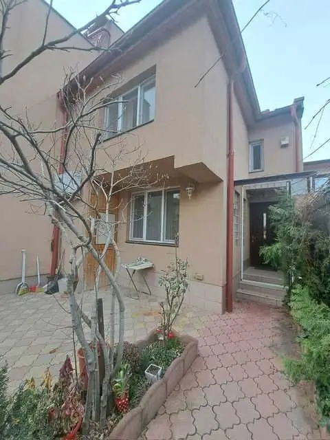 Vila, 2005,  3 camere, 2 bai in Piata Muncii