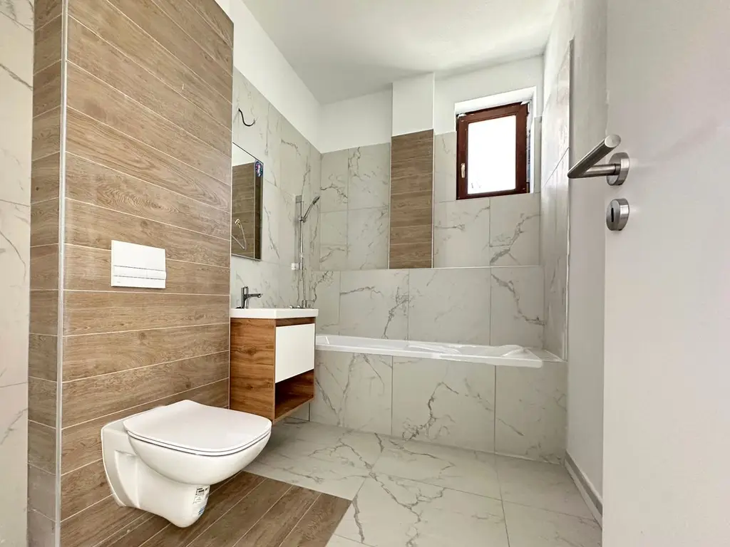 Apartament 2 camere 60 mp cu geam la baie lângă Paradisul Acvatic