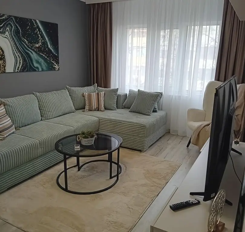 Vanzare - apartament cu 3 camere, Micro 16, renovat, mobilat nou