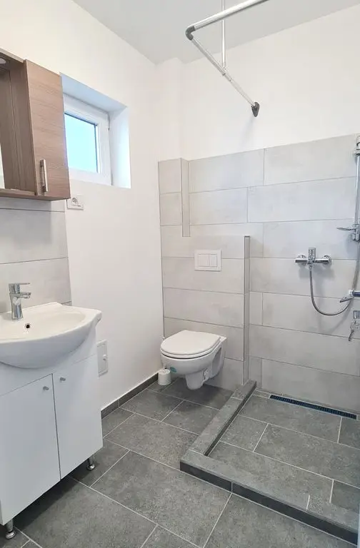 Casa semimobilata semiutilata in Cartier Izvor Tarlungeni Brasov
